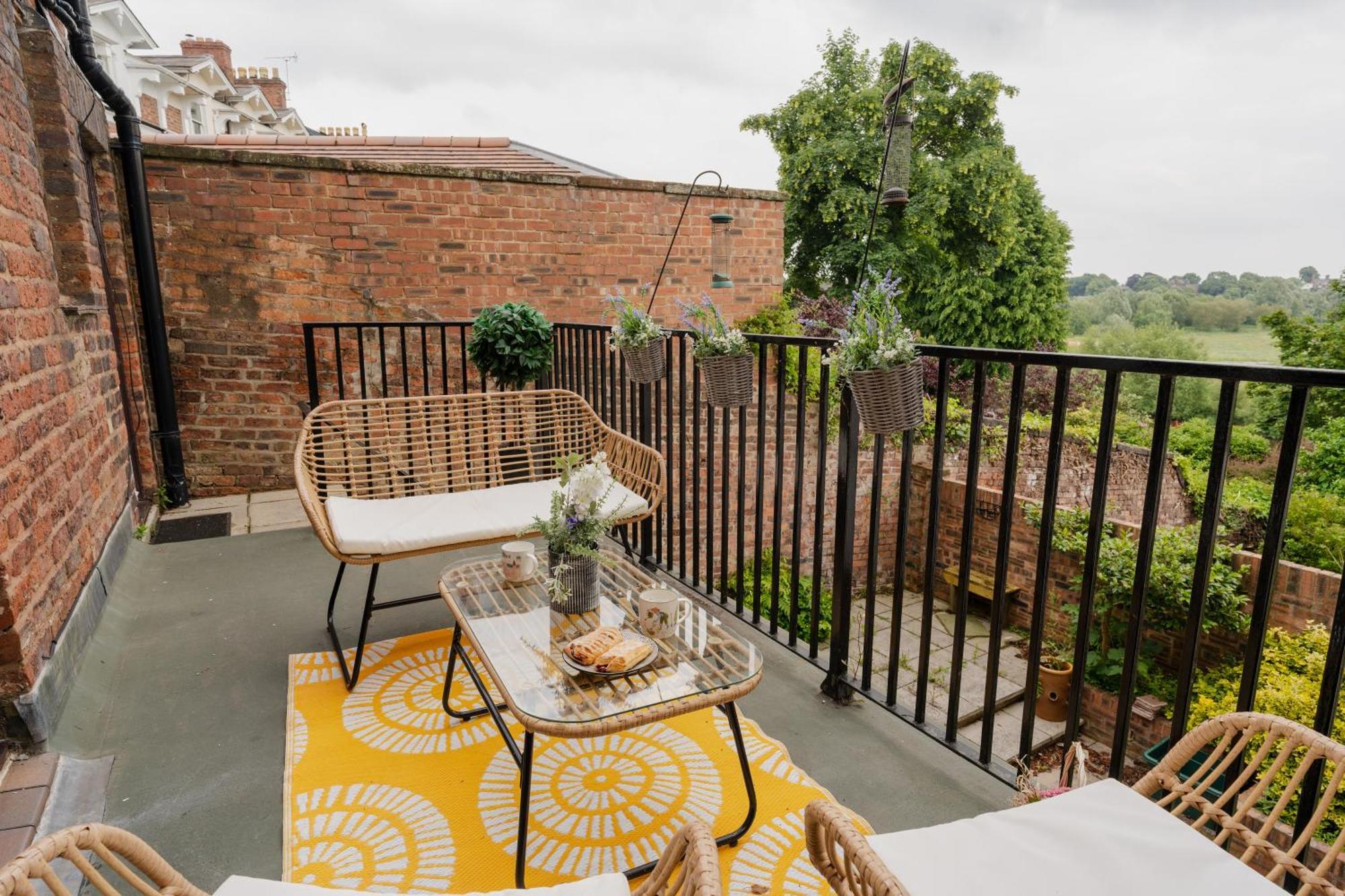 Well Presented 2 Bedroom Chester Cottage With Great River Views Экстерьер фото